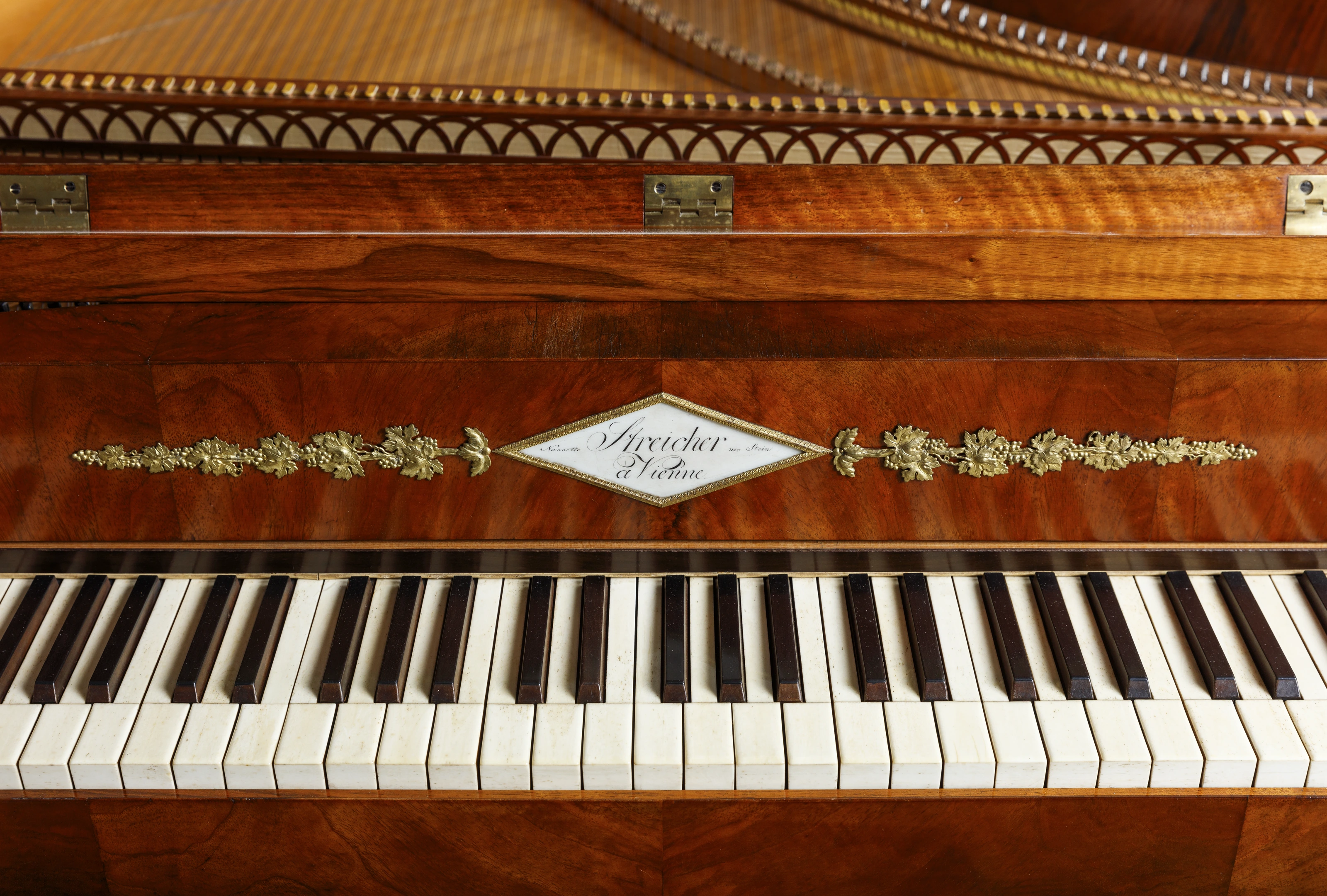 Detail: Plakette „Nannette Streicher née Stein à Vienne“