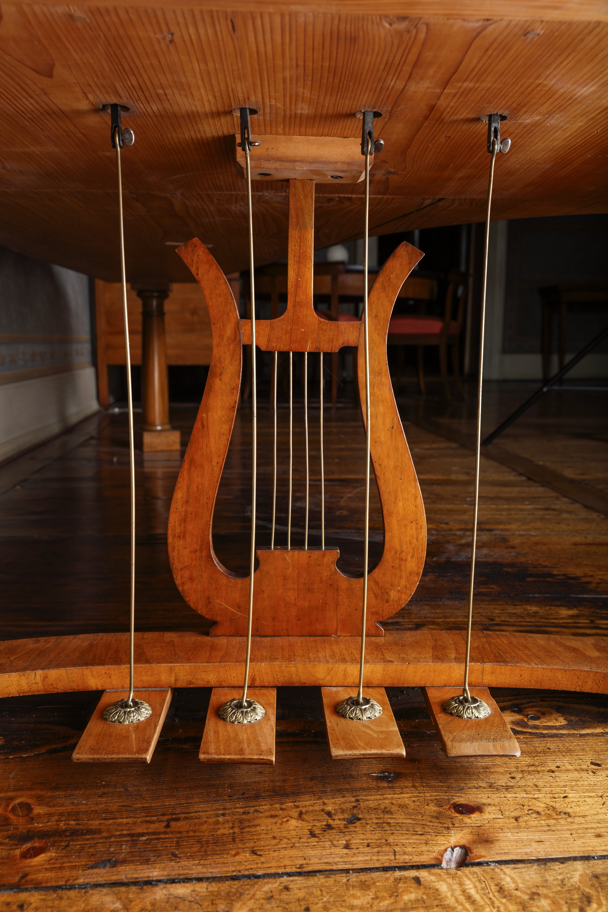 Detail: Lyra mit Pedalen