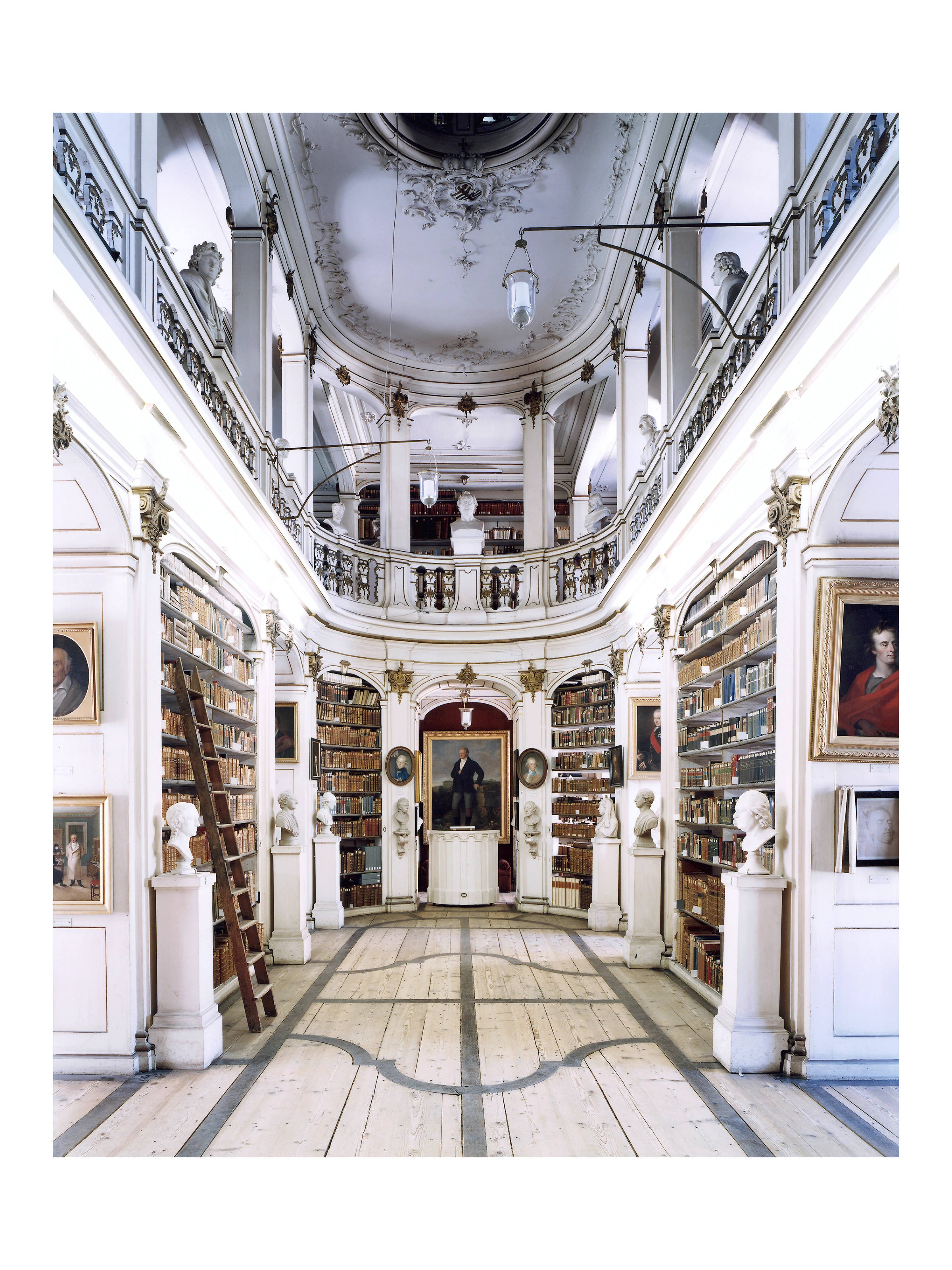 Candida Höfer: Herzogin Anna Amalia Bibliothek Weimar II, 2004