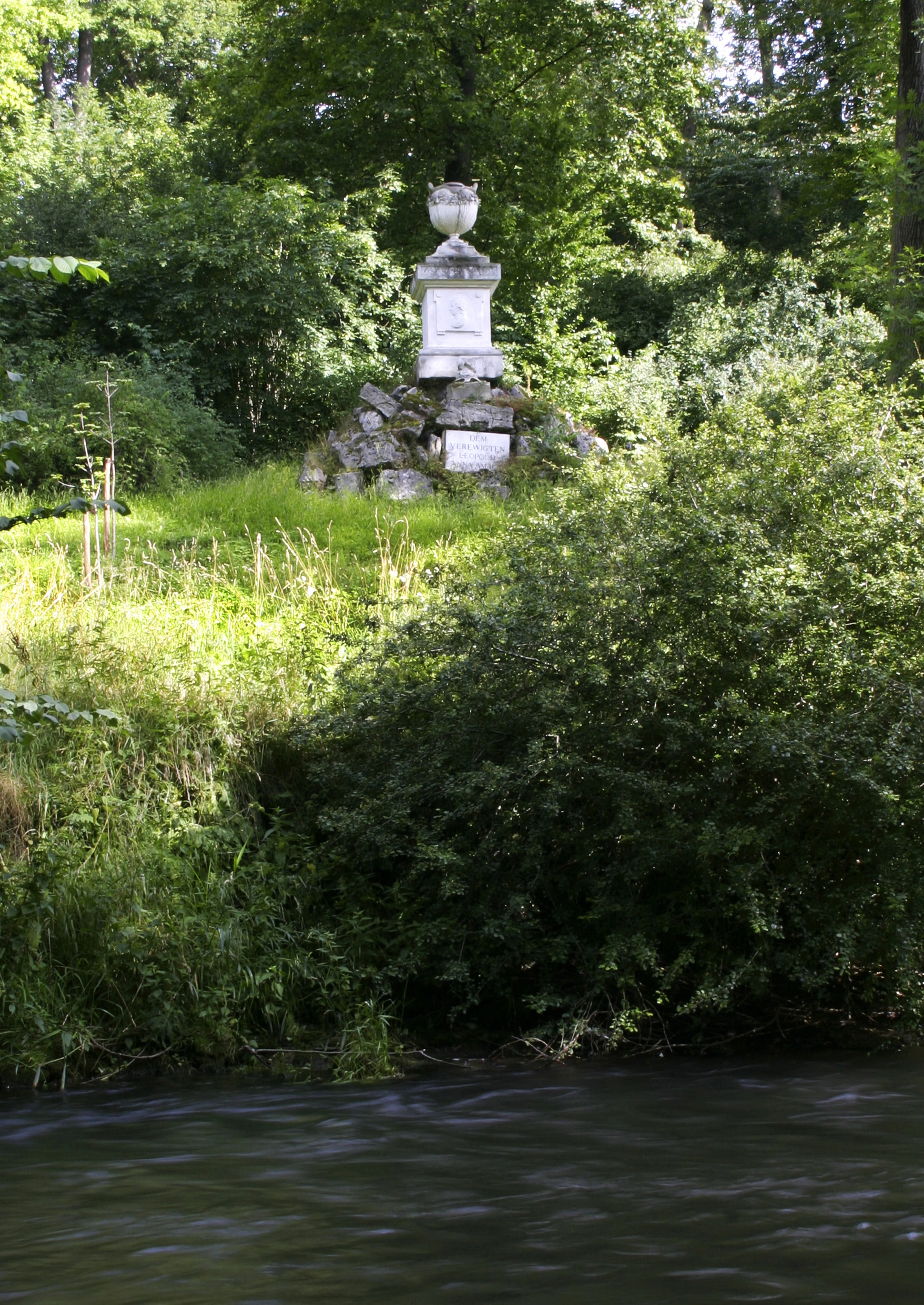 Leopold-Denkmal am Ufer der Ilm, 2007