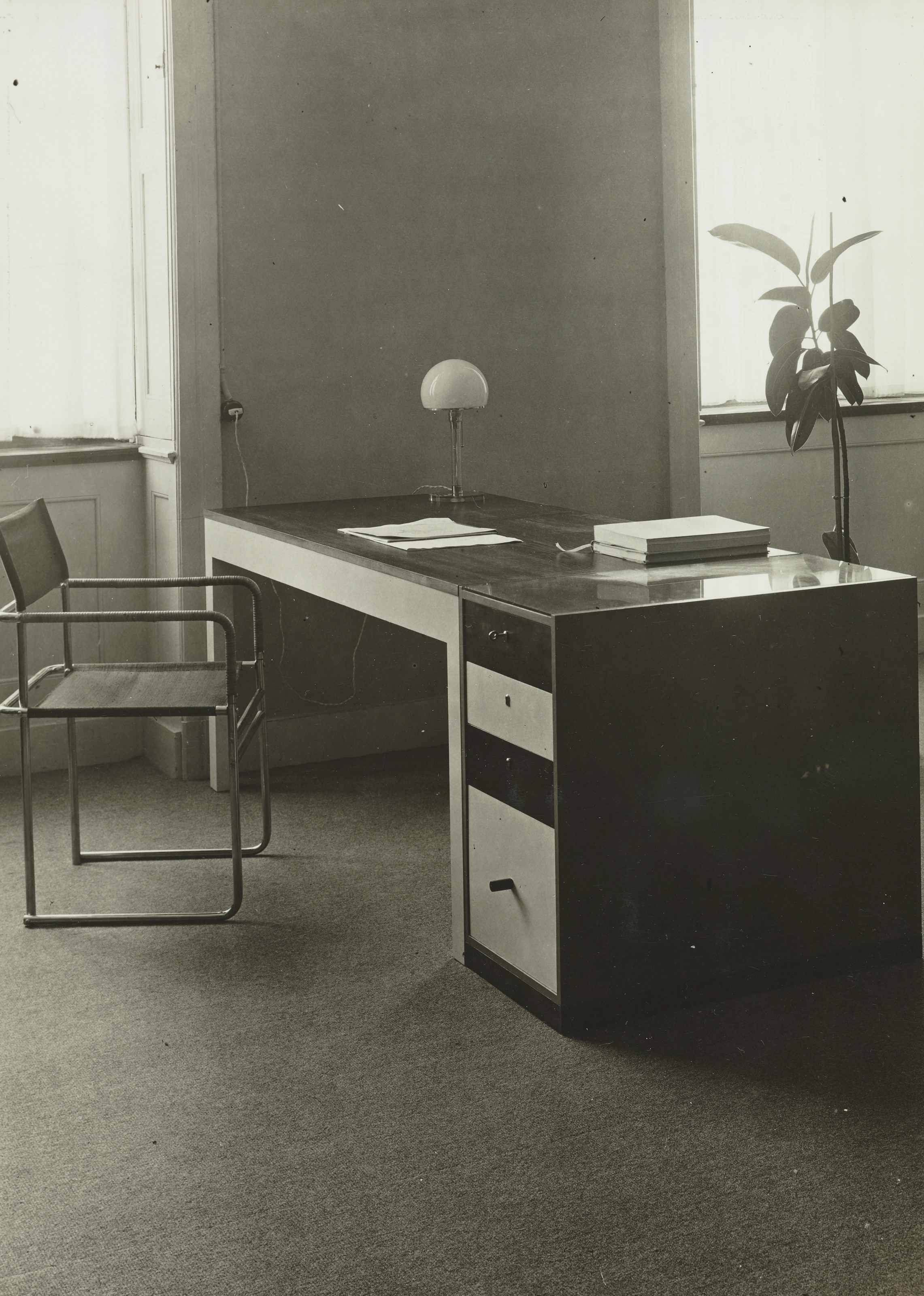 Erich Consemüller: Wohnung Dr. Grote in Dessau mit Bauhaus-Leuchte, um 1927