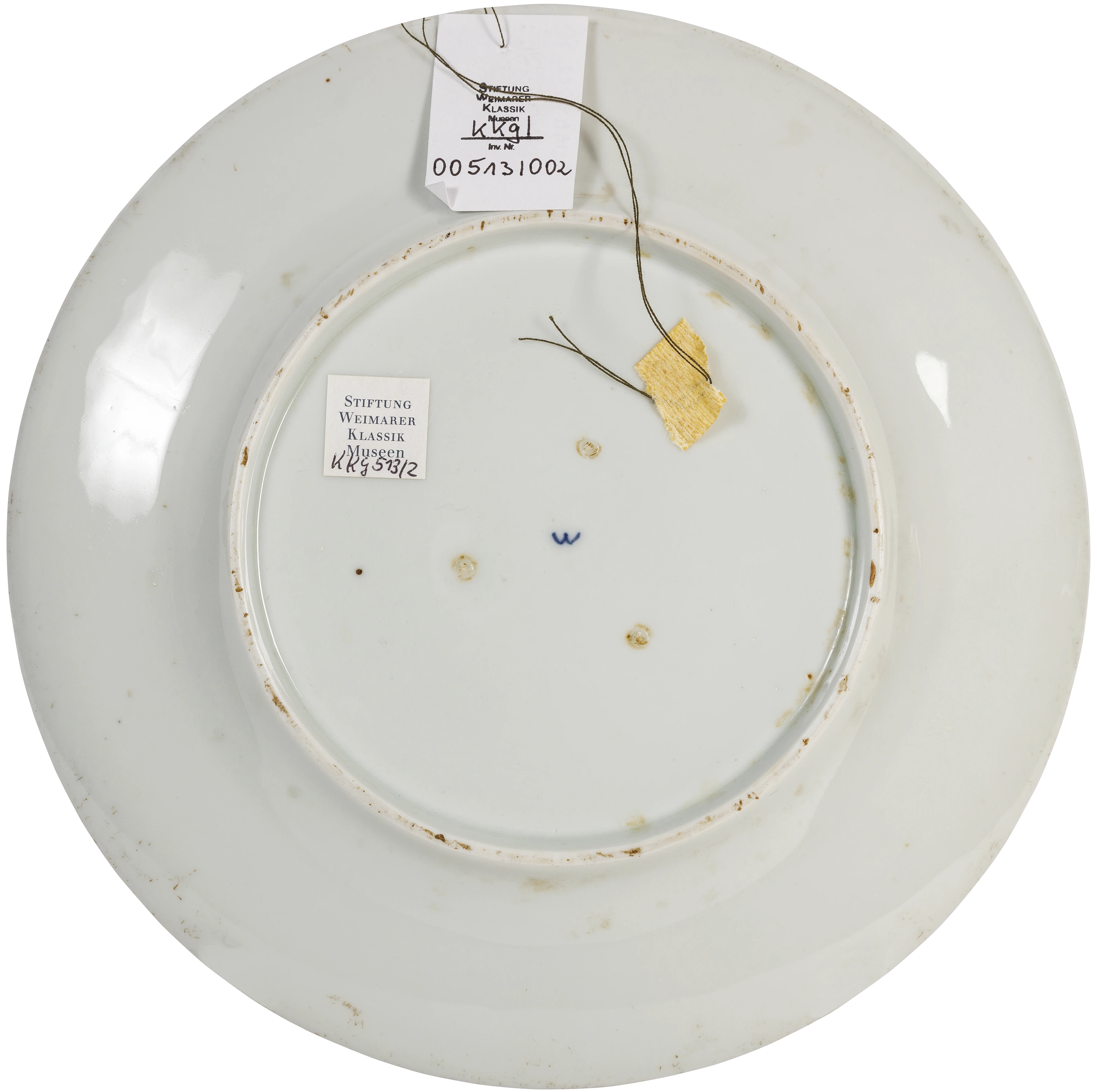Unterseite des großen Tellers mit der Aufschrift „W“