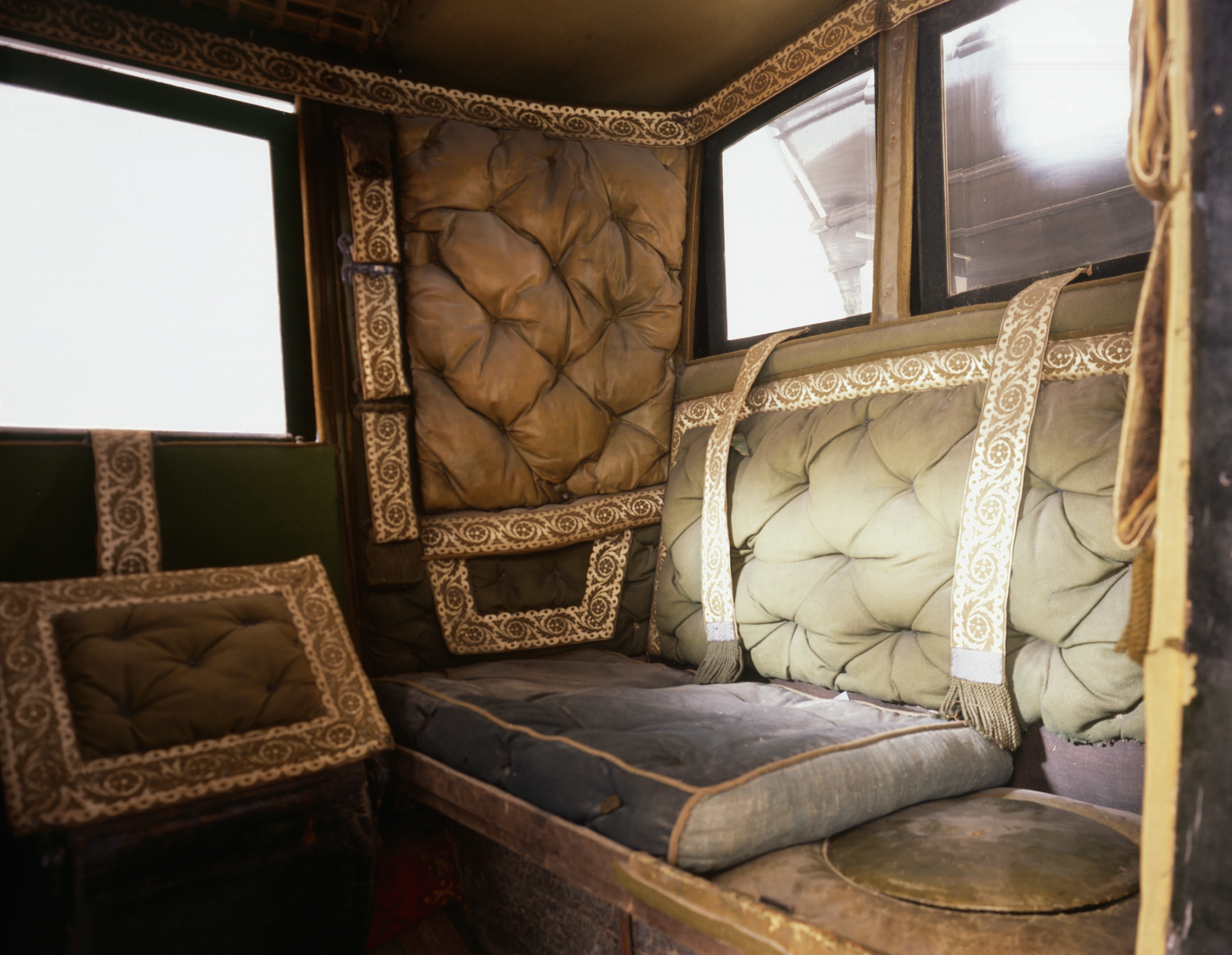 Vordere Sitzbank mit Reisetoilette