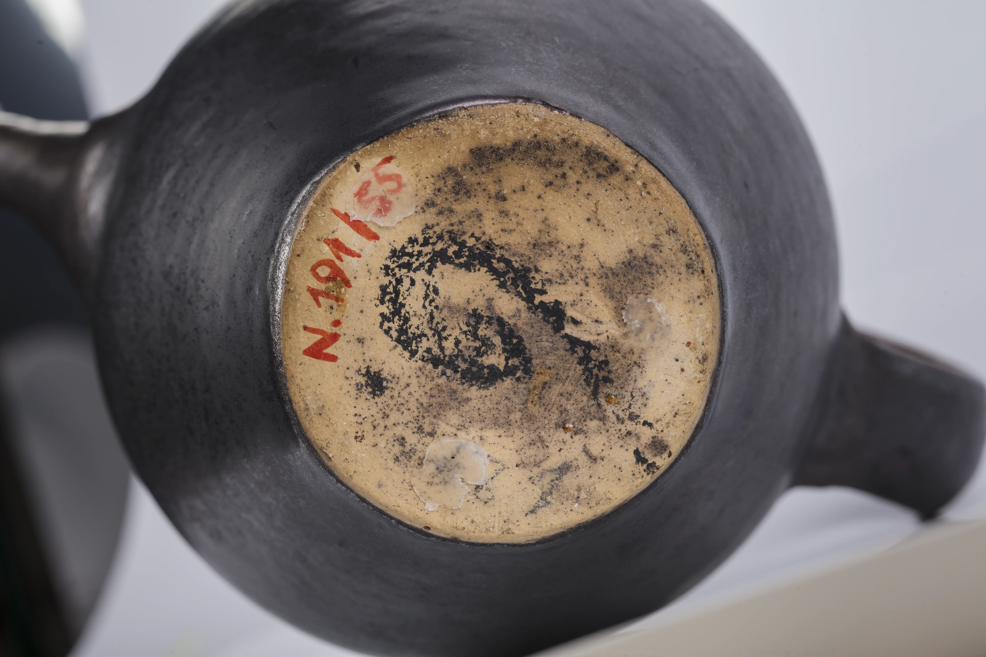 Unterseite mit Ritzsignatur