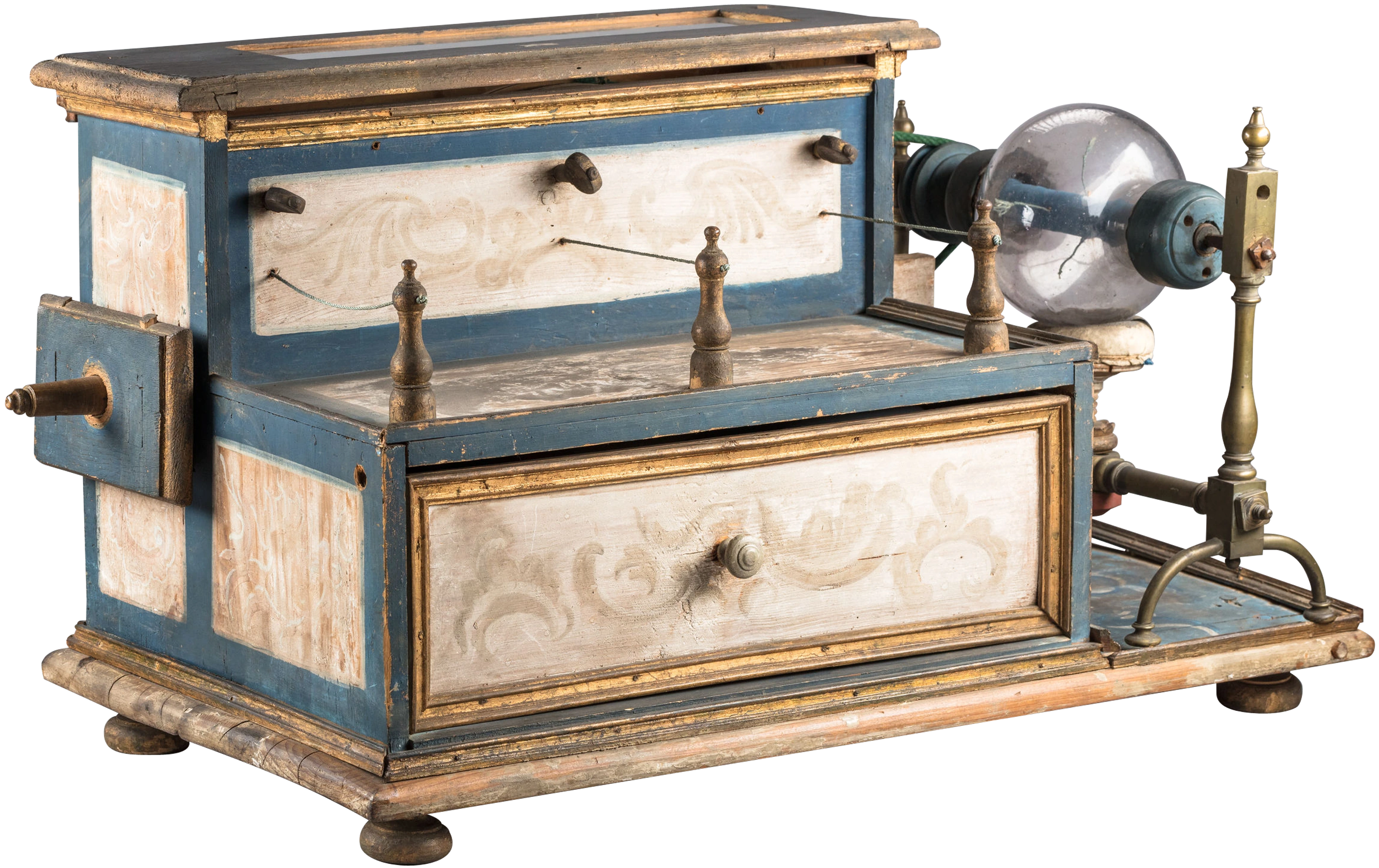 Rückseite der Kugel-Elektrisiermaschine mit Schublade für Ersatzkugeln